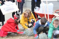 снимка 4 Захариева участва в инициатива по засаждане на дръвчета в училище в Скопие