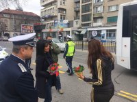 снимка 8 Пловдивската полиция с акция "Цвете на пътя" за 8-ми март