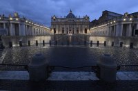 снимка 14 Папа Франциск се моли сам под дъжда на празния площад "Свети Петър"