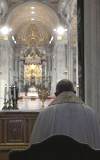 снимка 17 Папа Франциск се моли сам под дъжда на празния площад "Свети Петър"