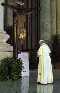 снимка 11 Папа Франциск се моли сам под дъжда на празния площад "Свети Петър"