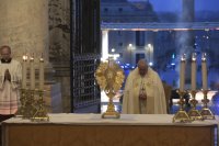 Папа Франциск се моли сам под дъжда на празния площад "Свети Петър"