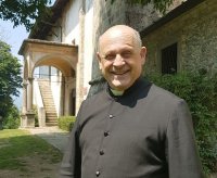 Италиански свещеник почина, след като отстъпи респиратора си на по-млад пациент