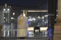 снимка 2 Папа Франциск се моли сам под дъжда на празния площад "Свети Петър"