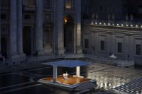 снимка 25 Папа Франциск се моли сам под дъжда на празния площад "Свети Петър"