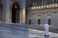 снимка 24 Папа Франциск се моли сам под дъжда на празния площад "Свети Петър"