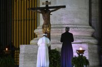 снимка 16 Папа Франциск се моли сам под дъжда на празния площад "Свети Петър"