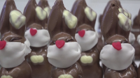 За Великден - шоколадови зайчета с маски в Швейцария
