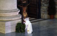 снимка 7 Папа Франциск се моли сам под дъжда на празния площад "Свети Петър"