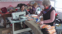 Семейство от ромския квартал във Видин осигурява безплатно маски за жителите