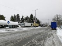 снимка 3 Аварирали тирове заради снега блокираха временно изходите на Русе