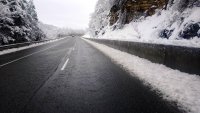 снимка 6 400 машини обработват пътищата в районите със снеговалеж