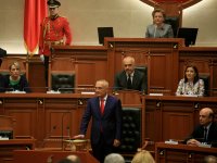 Албанските депутати намалиха заплатите си наполовина за 3 месеца