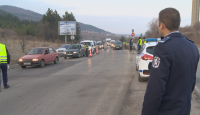 Шофьори заобикалят пропускателния пункт при Драгичево