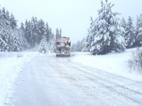 400 машини обработват пътищата в районите със снеговалеж
