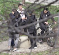 снимка 1 Група младежи се събира в столична градинка въпреки забраните(СНИМКИ)