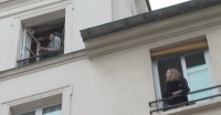 Съседи в Париж разиграват викторина срещу скуката от изолацията