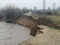 снимка 1 Дъждовете разрушиха две диги на река Марица край Септември