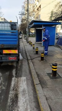 снимка 1 Дезинфекцират улици, контейнери и спирки в София