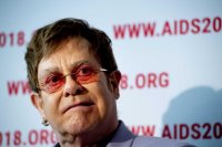 Елтън Джон стартира фонд с 1 млн. долара за болните от ХИВ в пандемията
