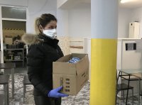снимка 1 В Пловдив раздадоха на граждани предпазни маски, изработени от ученици