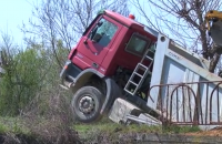 Камион пропадна на мост в Хасковско