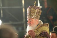 И руският патриарх Кирил призова за църковни служби без миряни