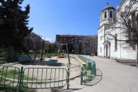 снимка 2 Махнаха пейките в градинката около храм „Свети Георги” в София