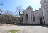 снимка 1 Махнаха пейките в градинката около храм „Свети Георги” в София