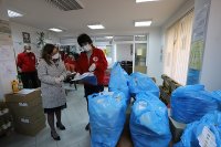 Зам.-министрите Зорница Русинова и Адриана Стоименова се включиха в раздаването на пакети с храна