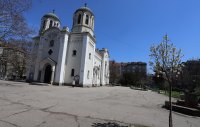 снимка 4 Махнаха пейките в градинката около храм „Свети Георги” в София