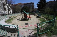 снимка 3 Махнаха пейките в градинката около храм „Свети Георги” в София