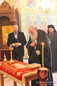 снимка 8 Патриарх Неофит се поклони на Христовата плащаница в митрополитския параклис