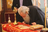 снимка 7 Патриарх Неофит се поклони на Христовата плащаница в митрополитския параклис