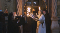 снимка 3 ​Благодатният огън слезе в църквата на Божи гроб в Ерусалим (ВИДЕО)