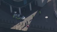 Британската полиция арестува мъж, стрелял от балкон