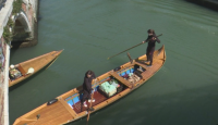 Във Венеция доставят храна по домовете с лодки