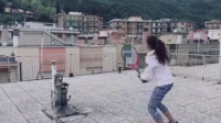 Момичета в Италия показаха забележителни умения по тенис на покривите на блокове