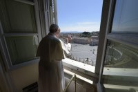 Папа Франциск: Нека се молим за хората, изпълнени с тъга