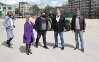 Министър Кралев инспектира ремонта на футболен терен в Габрово