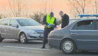 Километрични опашки на изходите на София, полицията върна хиляди автомобили (ОБЗОР)