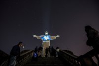 снимка 2 Статуята на Исус Спасителя в Рио де Жанейро със защитна маска