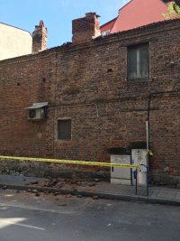 Материални щети по необитаема къща в Стария град на Пловдив след труса