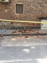 снимка 1 Материални щети по необитаема къща в Стария град на Пловдив след труса