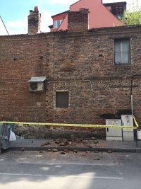 снимка 2 Материални щети по необитаема къща в Стария град на Пловдив след труса