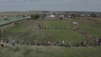 В Южна Африка хиляди чакаха на километрични опашки за помощи