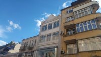 Падна част от мазилката на сграда на Главната улица в Пловдив