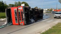 снимка 2 Камион се обърна на кръстовище във Велико Търново