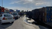 снимка 3 Камион се обърна на кръстовище във Велико Търново