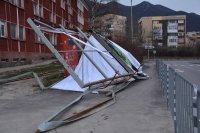 Силен вятър събори покрива на Военното окръжие във Враца, има сериозни материални щети
